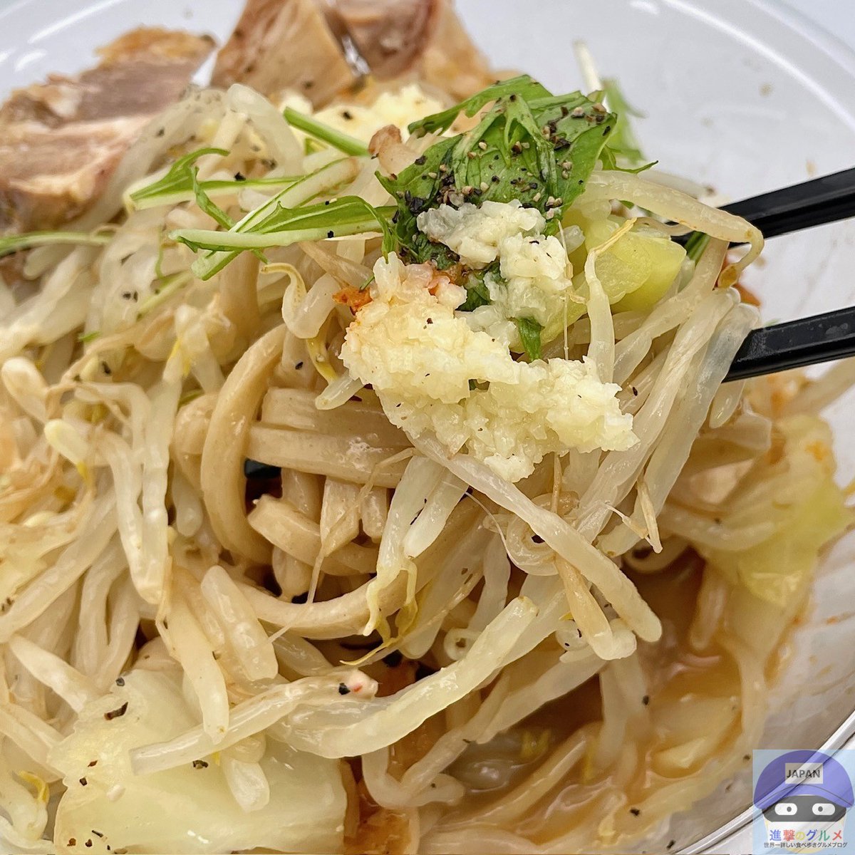 セブンイレブンの二郎系に冷やしが登場、極太麺に野菜たっぷり