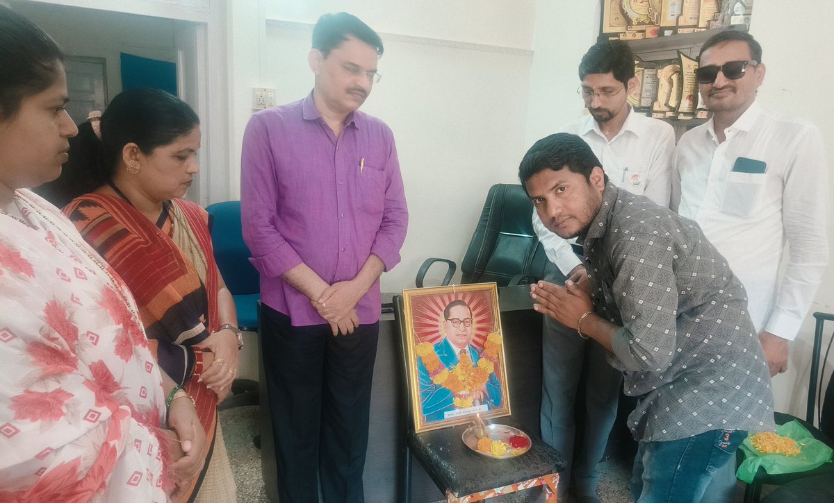 Reporter_Ankush's tweet photo. आज शहापुर तालुका काँग्रेसच्या वतीने जनसंपर्क कार्यालय देशमुख वाडा शहापूर येथे भारतरत्न डॉ. बाबासाहेब आंबेडकरांच्या जयंतीनिमित्ताने त्यांच्या प्रतिमेला पुष्पहार घालून प्रतिमेचे पूजन करून अभिवादन करण्यात आले. यावेळी काँग्रेस कार्यकर्ते उपस्थित होते https://t.co/mFNDIMlIE1