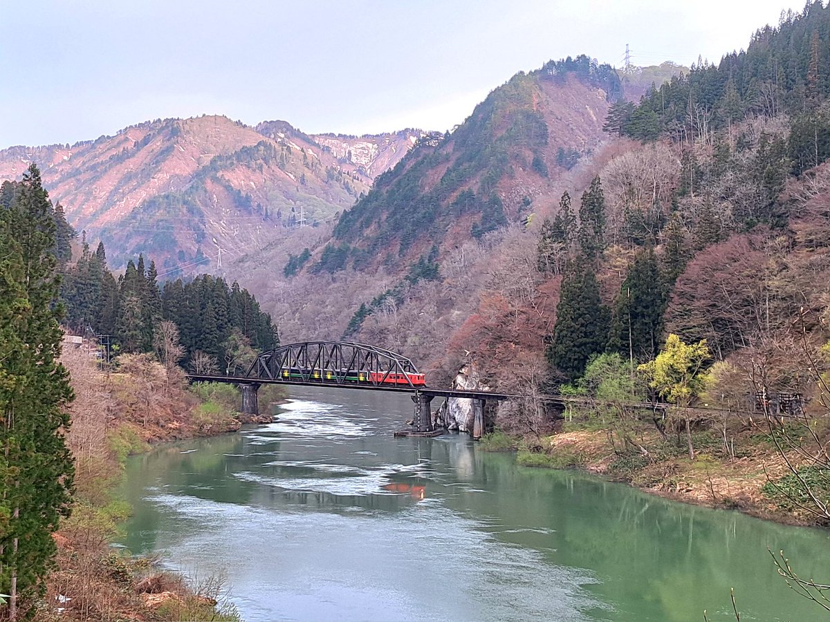 VTEC33272478's tweet photo. 奥会津柳津は桜満開！
最後の写真の只見線は金山町５時台始発列車水沼から https://t.co/bGwlzDdyJR