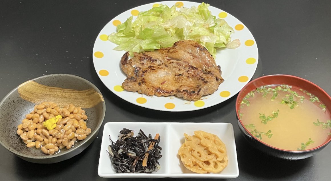 zzsasaki705's tweet image. 今日の晩ご飯なのﾆﾔﾝ🎵

豚ロース味噌漬け、ひじき煮、れんこんの金平、サラダ、納豆、味噌汁

今日も美味しく頂いたのﾆﾔﾝ🎵

#晩ご飯 #dinner