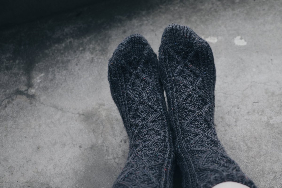 htm_hyp's tweet photo. linara socks完成！
ボッブルなしでも模様がはっきりしてて可愛い✳️

はじめてschoppelの毛糸で靴下.
履き心地良さそう◎洗って固くなりませんように！

ネップ入りで編んでてぽこぽこ色が出てきてそれも楽しめた🤍！

pattern : @aketako0105 / linara socks
yarn : schoppel　ソックヤーン https://t.co/xcDCeQlMEf