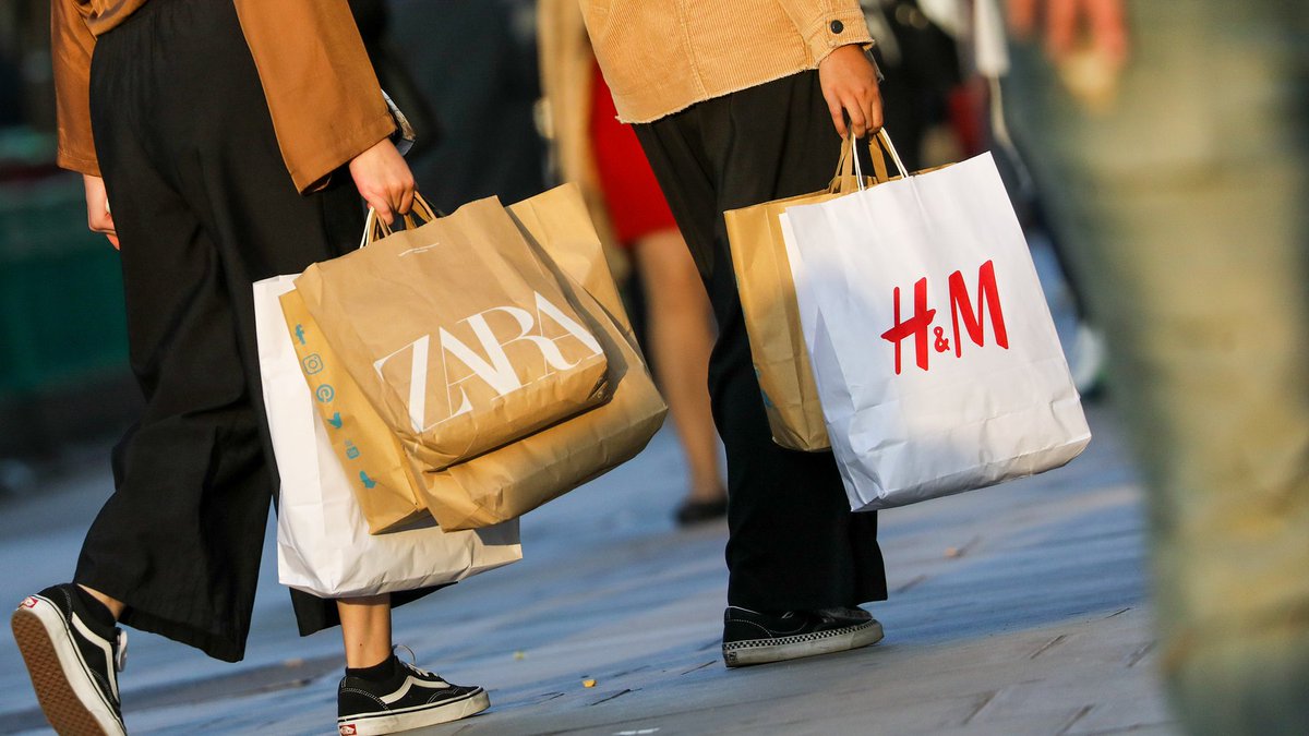 CerfiaFR's tweet photo. 🇫🇷👕 FLASH | La loi anti fast-fashion risque de manquer sa cible. Selon une enquête de la coalition "Stop fast-fashion", l’ultra fast-fashion ne représente que 5 % (Shein, Temu...) des textiles mis au rebut.

À l’inverse, près de la moitié (49 %) des vêtements non réemployables proviennent de la fast-fashion « classique », incarnée par Zara, H&M, Primark ou Kiabi. Les associations alertent : en ne visant que l’ultra fast-fashion, le texte passerait à côté du cœur du problème.