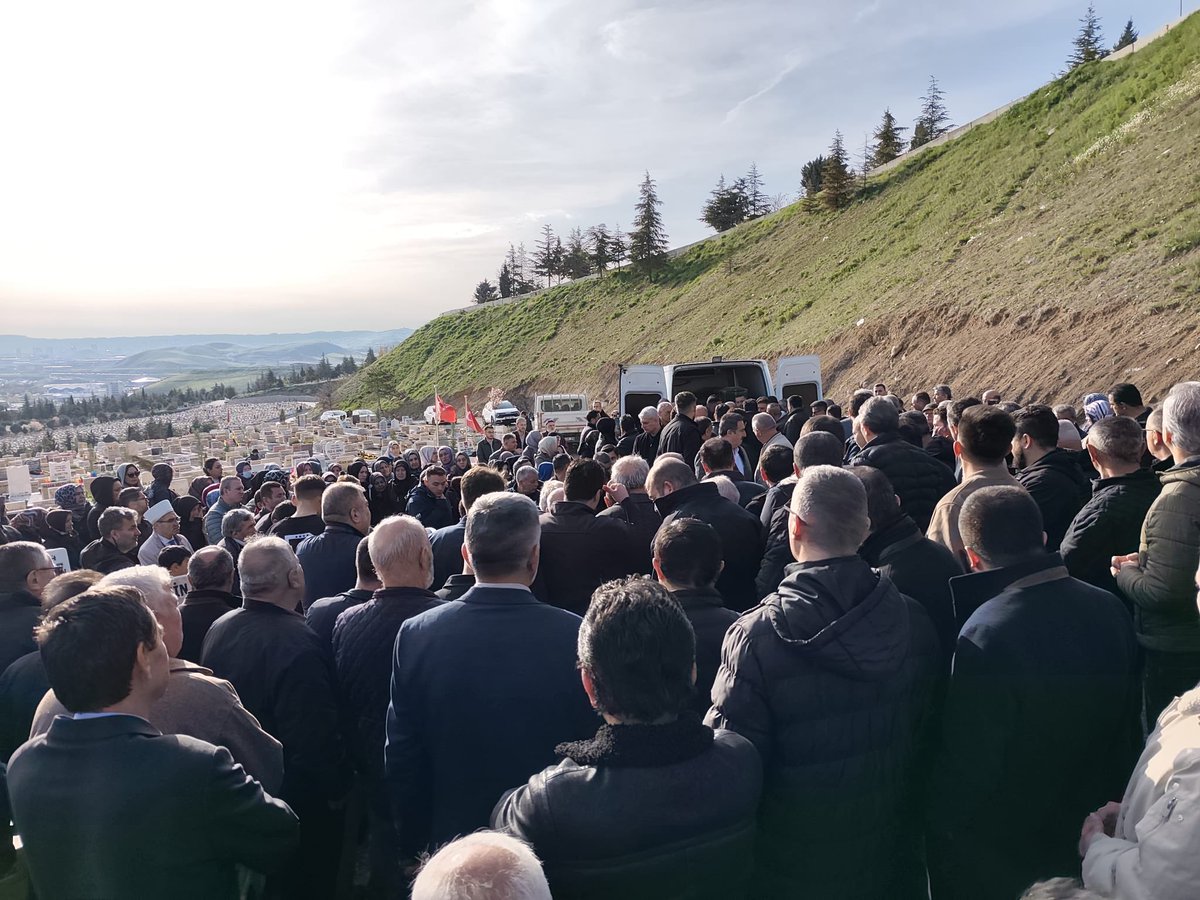 Milli Gençlik Derneği Genel Başkan Yardımcısı Nurullah Özkul Başkanımızın vefat eden kıymetli eşi Ahizer Türker Özkul hanımefendinin cenaze merasimine Milli Gençlik Derneği Genel Başkanı Ahmet Özvatan ve Genel Başkan Yardımcısı ile birlikte katılarak dualarla dâr-ı bekâya