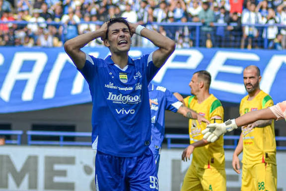 IndosFC's tweet photo. Barba baru 22 kali penampilan? Padahal tidak pernah absen karena akumulasi kartu? Apa karena drama kemarin di jendela transfer paro musim?

Nggak.

Mengapa Barba dengan jumlah penampilan yang lebih sedikit dibanding pemain lainnya karena ia baru gabung PERSIB pada periode jelang tutup jendela transfer awal musim.

🇮🇹Federico Barba (32/DF) baru menjalani debutnya bersama PERSIB di pekan ke-5 🇮🇩ISL 2025/26.

📸 Adil Nursalam / Kompascom