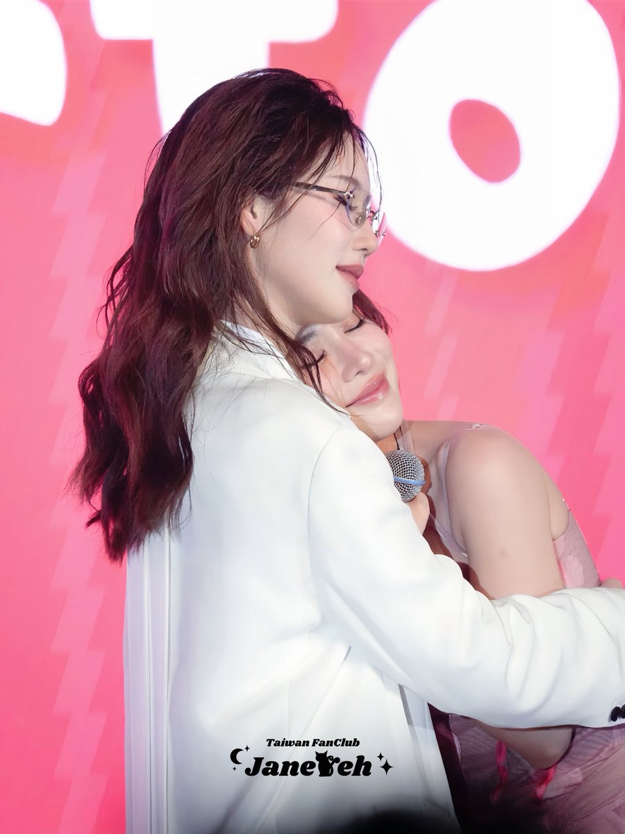 chris 🐾 tweet media