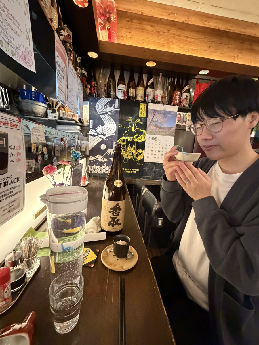 chika3_chijo's tweet photo. 平見のスタッフ頑張ったご褒美に飲みに行ったら、いつの間にか知らないオバサンと日本酒飲んでました https://t.co/EhZoJsnEWA