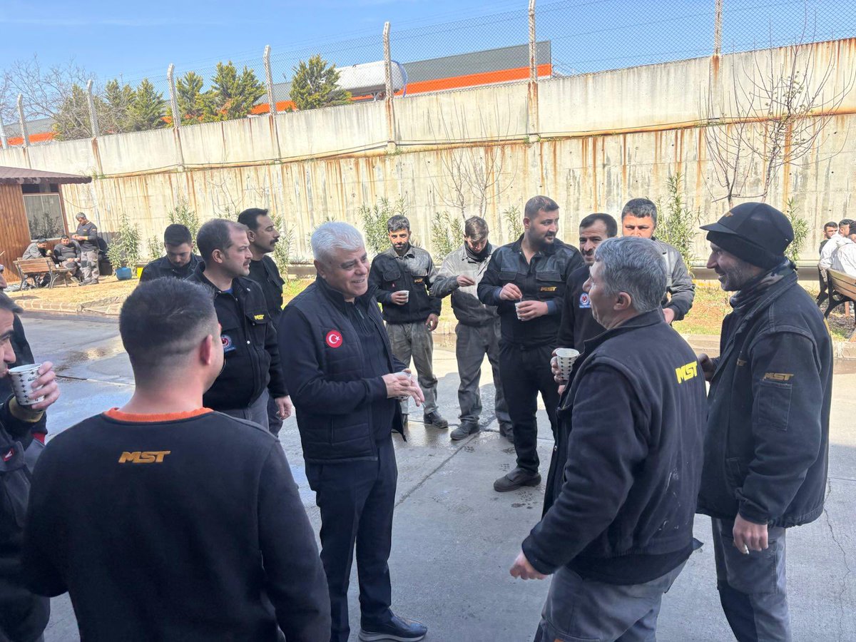varan69's tweet photo. ASKO SİNAİ MST İş Makinalarında Çalışan Üyelerimizi Çalışma Alanlarında Ziyaret Ederek Güncel Konularda Sohbet ettim.Genel Başkanımız Uysal Altundağ Beyfendinin Selamlarını ileterek Hayırlı İşler dileklerimi sundum. https://t.co/vDz9B3moek