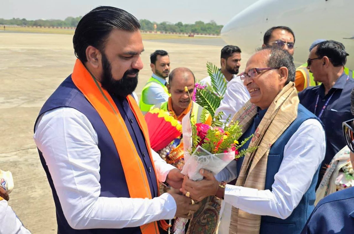 BJP4Bihar's tweet photo. मा. केंद्रीय मंत्री श्री @ChouhanShivraj जी का बिहार आगमन पर लोकनायक जयप्रकाश नारायण अंतर्राष्ट्रीय एयरपोर्ट, पटना पर माननीय प्रदेश अध्यक्ष श्री @sanjay_saraogi जी एवं माननीय उपमुख्यमंत्री द्वय श्री @samrat4bjp जी तथा श्री @VijayKrSinhaBih जी द्वारा आत्मीय स्वागत एवं अभिनंदन किया गया।

उनका यह आगमन संगठनात्मक सुदृढ़ता और जनसेवा के प्रति समर्पण को और गति प्रदान करने वाला है।

#NDA4Bihar