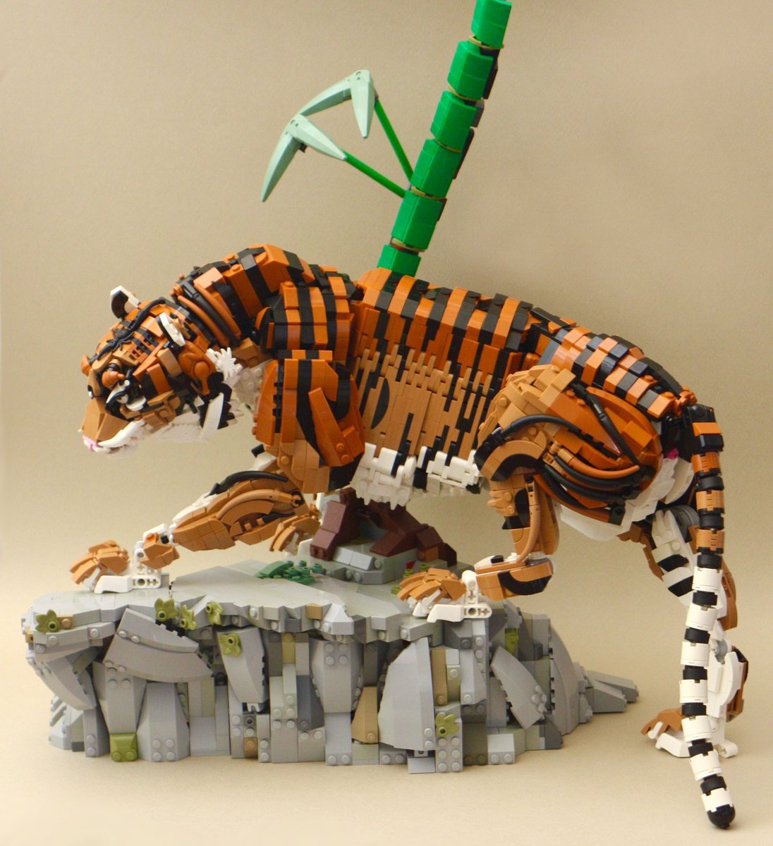 Jumpei_Mitsui's tweet image. 世界的にもトップを走るレゴビルダーが集まったと思います。 

①巨大なビルド（左上）：三井
②堅牢なビルド（右上）：Moko
③流麗なビルド（左下）：DeRa ←🆕

①＋②の作品（右下）は、ボストン美術館で展示されるなど一段ギアが上がっていましたが、＋③でさらなる高みを目指したいと思います。