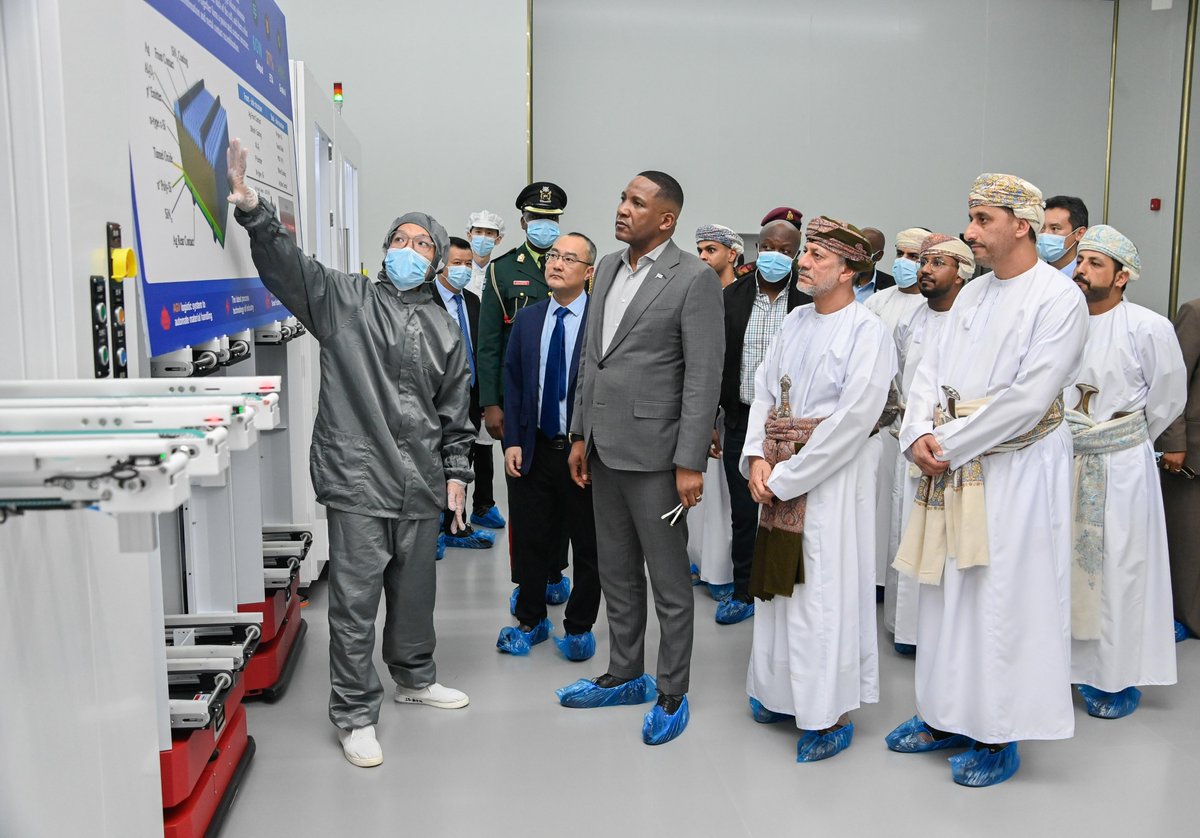 OmanNewsAgency's tweet photo. فخامةُ رئيسِ جمهورية بوتسوانا يزور #ميناء_صحار والمنطقة الحرة ويطّلع على المنظومة المتكاملة والعمليات التشغيلية والمزايا التنافسية للميناء والمنطقة، في إطار زيارة عمل يقوم بها إلى #سلطنة_عُمان.

#العُمانية https://t.co/fPxYU3fWLK