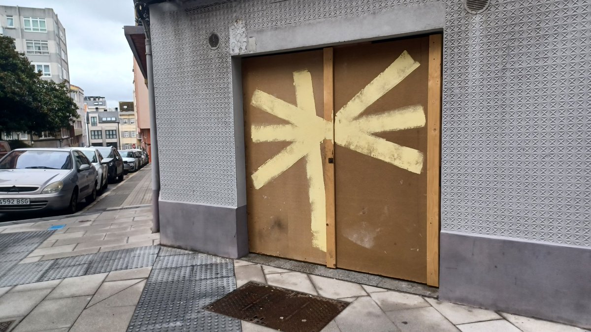vocescoruna's tweet photo. Monte Alto amanece lleno de asteriscos gigantes pintados en diferentes bajos. Los vecinos se preguntan a qué obedecen y su autoría. #VDAC https://t.co/CZwH6XWdtB