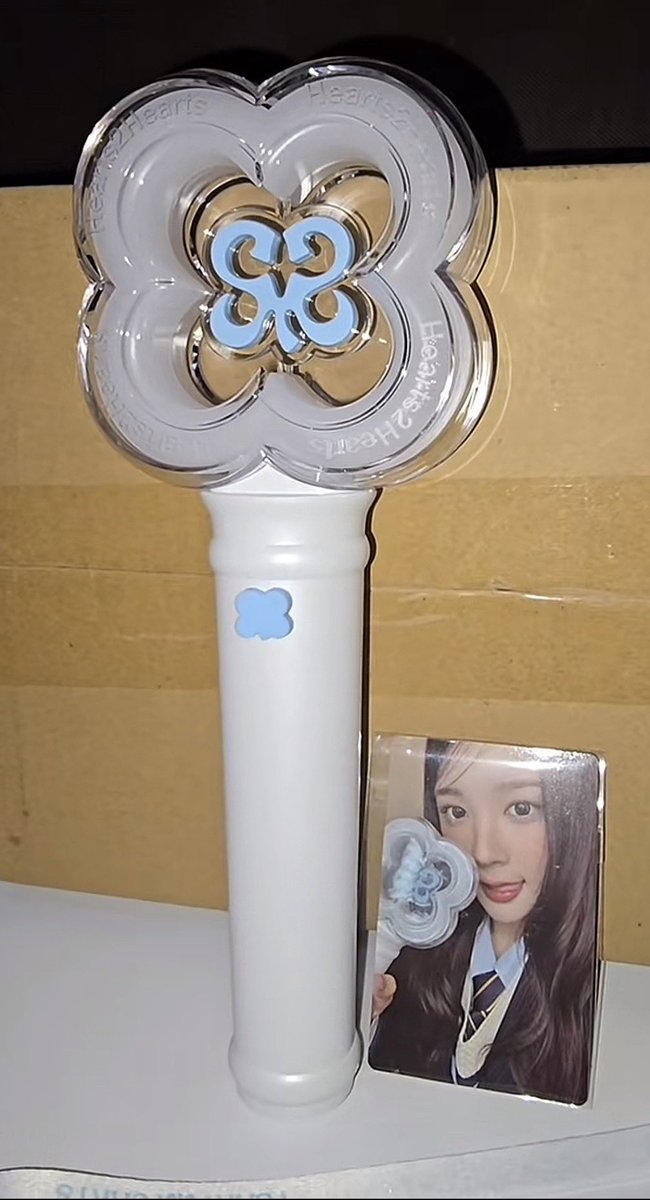 lumbamewing's tweet photo. Suka banget sama lightstick H2H. Detail dan finishing nya bagus banget.

Tapi sayang ga dapet card pict nya Stella
#S2U #hatchu #hearts2house #hearts2hearts https://t.co/Xwl3zcF28C