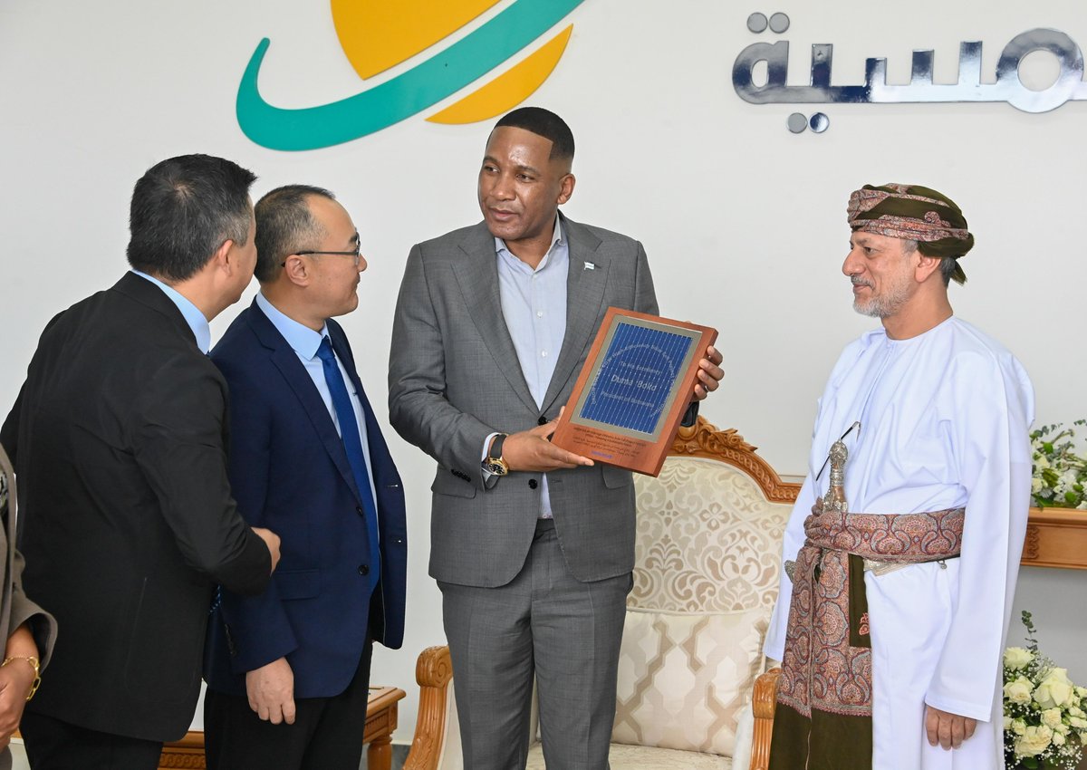 OmanNewsAgency's tweet photo. فخامةُ رئيسِ جمهورية بوتسوانا يزور #ميناء_صحار والمنطقة الحرة ويطّلع على المنظومة المتكاملة والعمليات التشغيلية والمزايا التنافسية للميناء والمنطقة، في إطار زيارة عمل يقوم بها إلى #سلطنة_عُمان.

#العُمانية https://t.co/fPxYU3fWLK