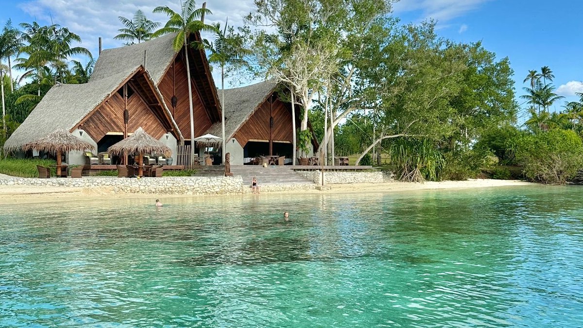 jyn1hc's tweet photo. 🌴 There's a place in Vanuatu where the name literally means "everyone is welcome."

For hundreds of years, Ratua Island was where chiefs from across the archipelago came to reconnect.

Today it's a private island resort - 146 acres, completely all-inclusive.