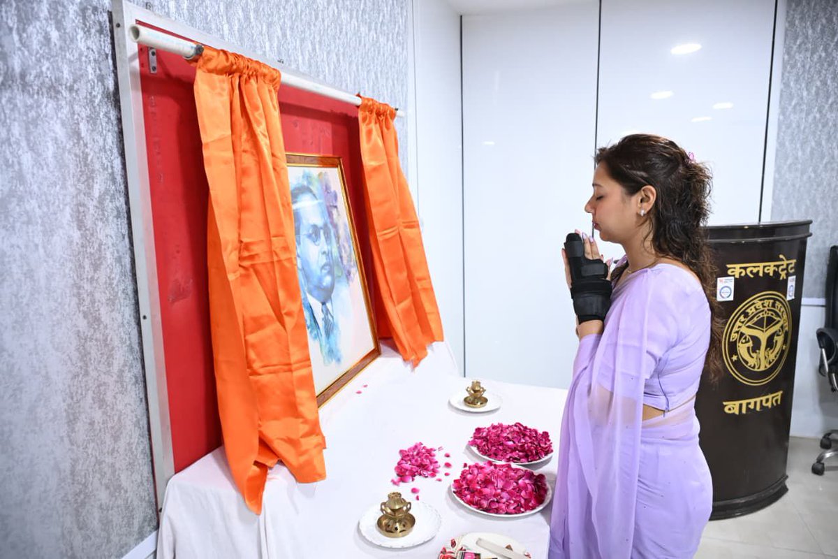 BagpatDm's tweet image. भारत रत्न बाबा साहब डॉ. भीमराव रामजी आंबेडकर जी की 135वीं जयंती जनपद में श्रद्धा और सम्मान के साथ मनाई गई , आज कलेक्ट्रेट सभागार में बाबा साहब के चित्र पर माल्यार्पण एवं पुष्पांजलि अर्पित कर उन्हें नमन किया।
#AmbedkarJayanti #BabasahebAmbedkar #Equality #SocialJustice