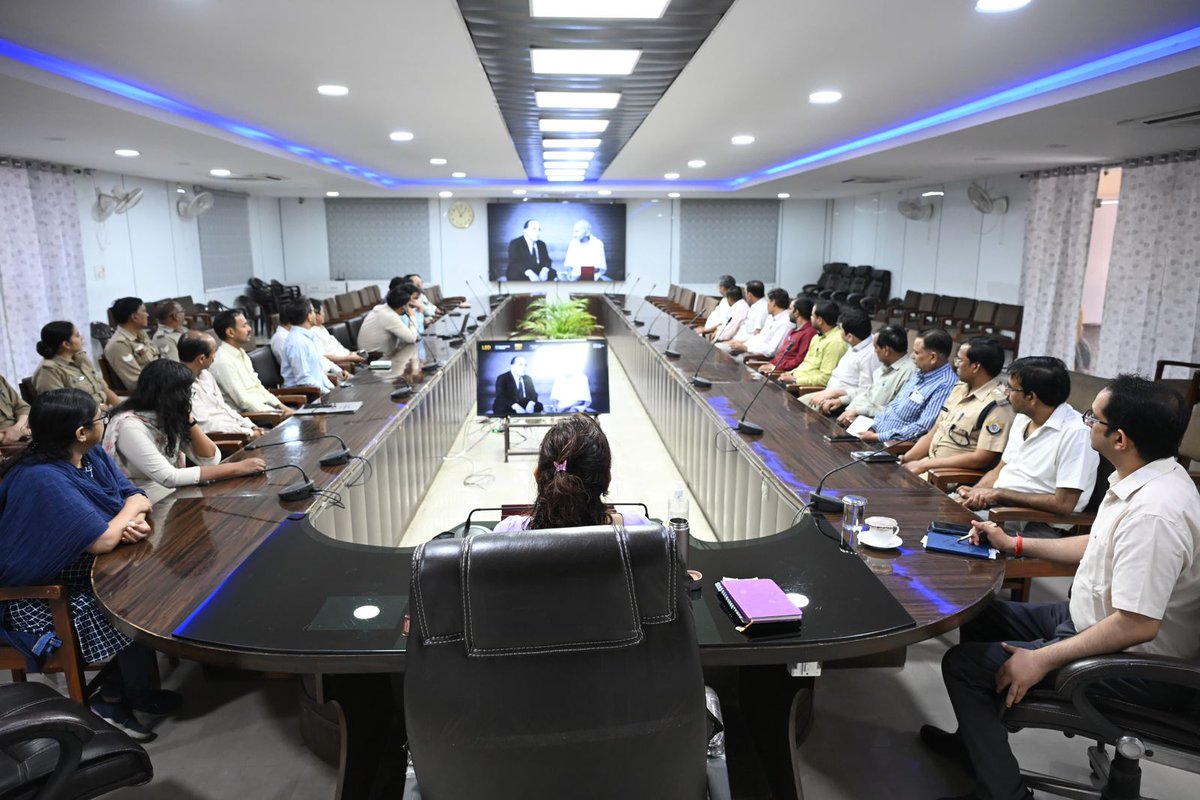 BagpatDm's tweet image. भारत रत्न बाबा साहब डॉ. भीमराव रामजी आंबेडकर जी की 135वीं जयंती जनपद में श्रद्धा और सम्मान के साथ मनाई गई , आज कलेक्ट्रेट सभागार में बाबा साहब के चित्र पर माल्यार्पण एवं पुष्पांजलि अर्पित कर उन्हें नमन किया।
#AmbedkarJayanti #BabasahebAmbedkar #Equality #SocialJustice