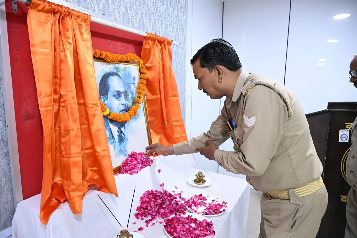 BagpatDm's tweet image. भारत रत्न बाबा साहब डॉ. भीमराव रामजी आंबेडकर जी की 135वीं जयंती जनपद में श्रद्धा और सम्मान के साथ मनाई गई , आज कलेक्ट्रेट सभागार में बाबा साहब के चित्र पर माल्यार्पण एवं पुष्पांजलि अर्पित कर उन्हें नमन किया।
#AmbedkarJayanti #BabasahebAmbedkar #Equality #SocialJustice
