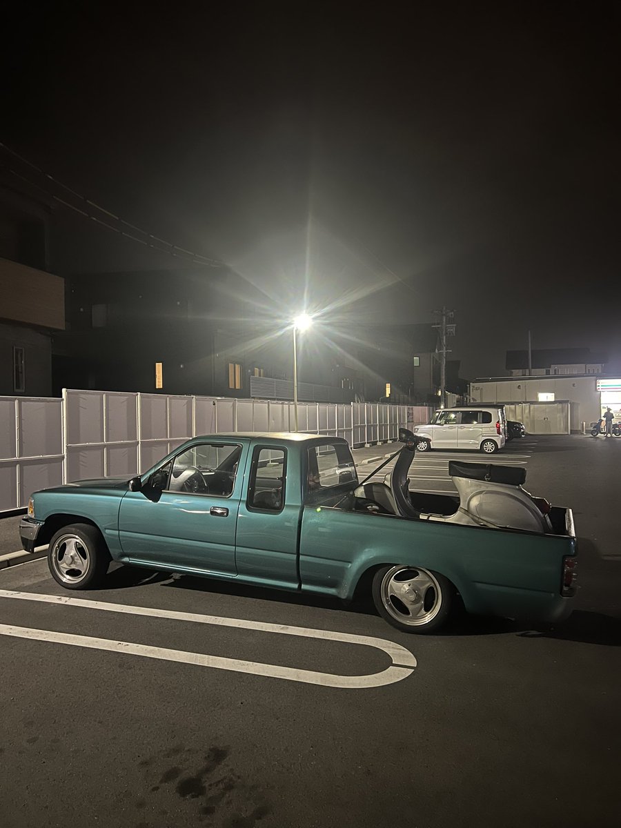 初めて二輪車を買いました
ベスパという原付です
とても面白いです
エアサスは乗せ下ろしが楽です
#vespa50s