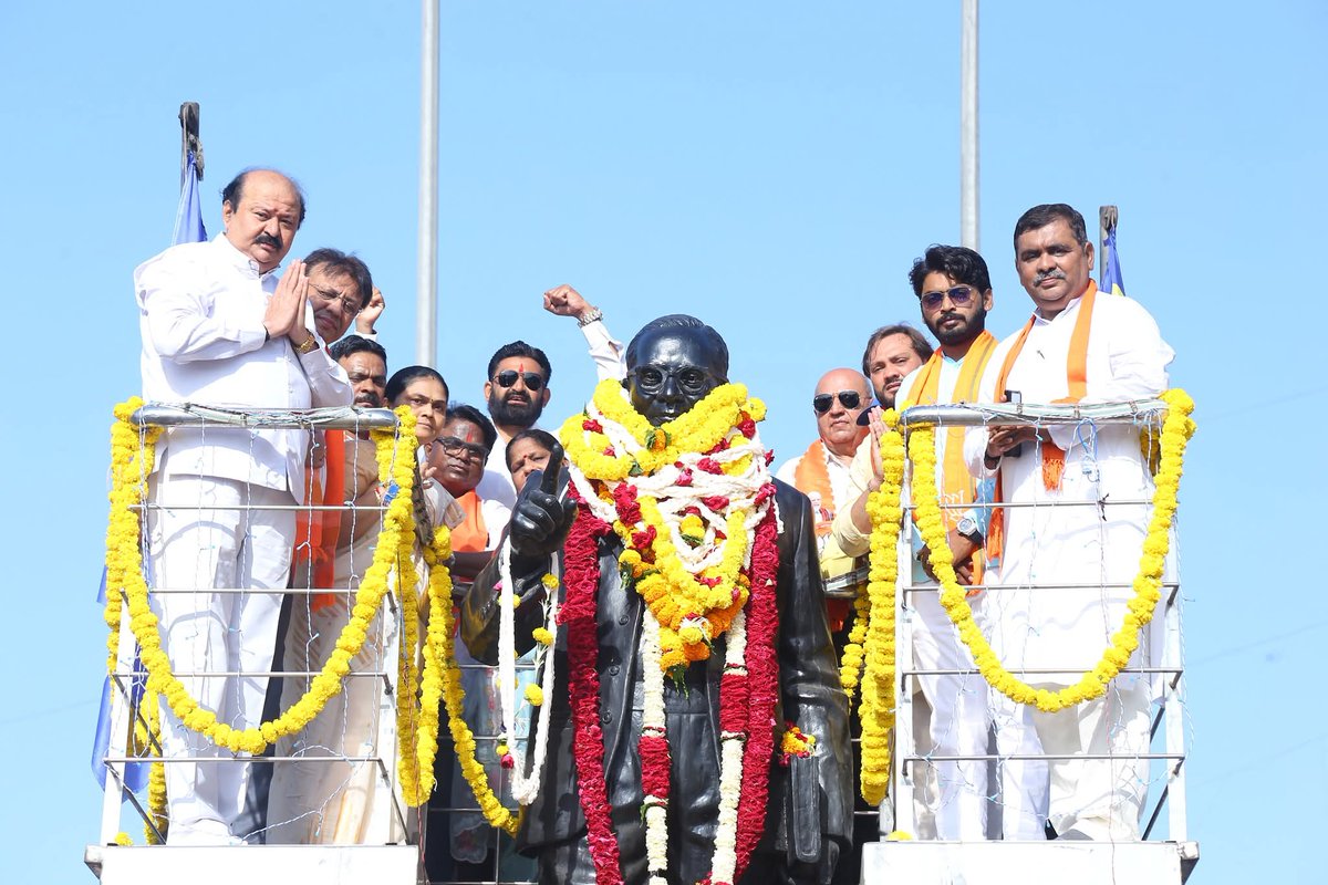 anju_ben's tweet photo. ભારતીય જનતા પાર્ટી સુરત મહાનગર દ્વારા આયોજીત કાર્યક્રમ સમાનતા, સ્વાભિમાન અને અધિકાર માટે જીવન સમર્પિત કરનાર મહાન વિભૂતિ 'ભારત રત્ન' ડૉ. બાબાસાહેબ આંબેડકરજીની જન્મજયંતિએ તેમની પ્રતિમાને શ્રદ્ધાંજલિ અર્પણ કરી.

#babasahebambedkarjayanti #anjuvekariya #anju_vekariya #anjuvekariyabjp https://t.co/67ilzUYfTi