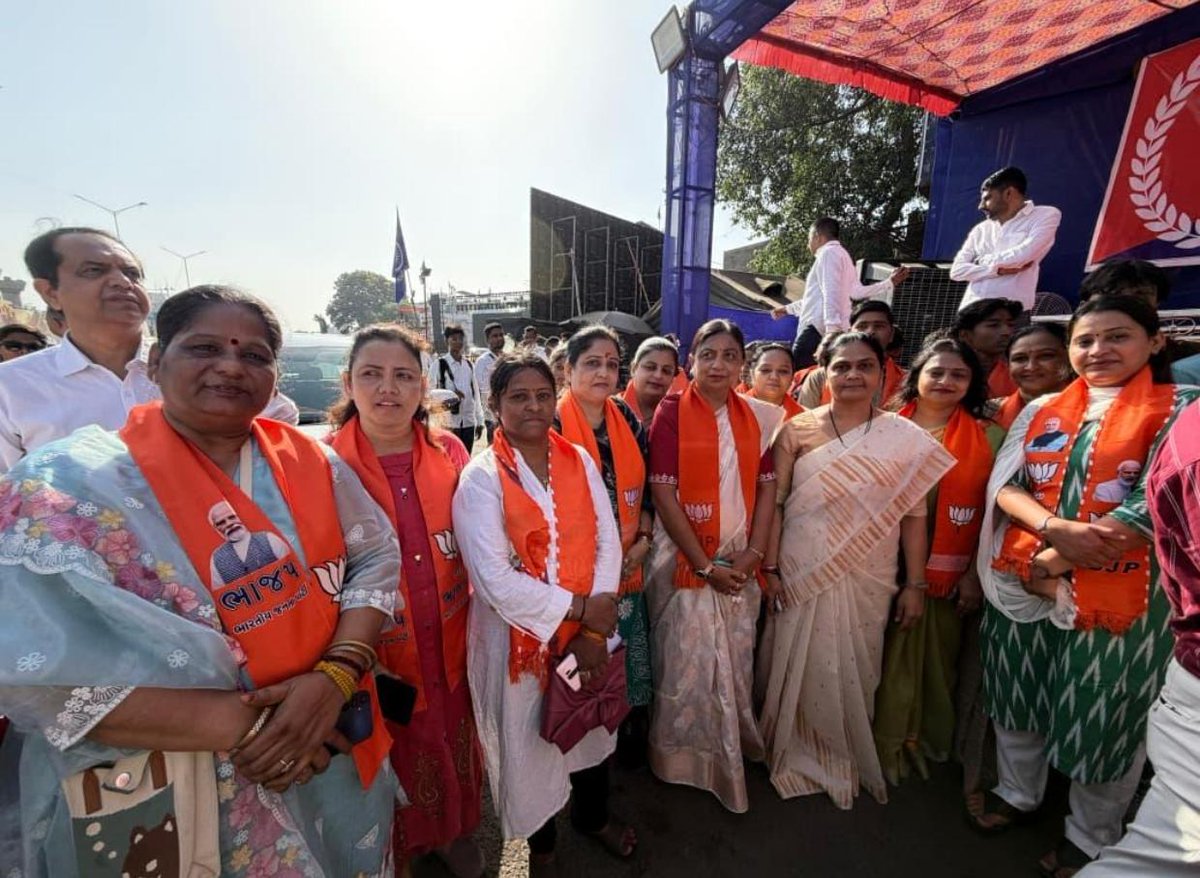 anju_ben's tweet photo. ભારતીય જનતા પાર્ટી સુરત મહાનગર દ્વારા આયોજીત કાર્યક્રમ સમાનતા, સ્વાભિમાન અને અધિકાર માટે જીવન સમર્પિત કરનાર મહાન વિભૂતિ 'ભારત રત્ન' ડૉ. બાબાસાહેબ આંબેડકરજીની જન્મજયંતિએ તેમની પ્રતિમાને શ્રદ્ધાંજલિ અર્પણ કરી.

#babasahebambedkarjayanti #anjuvekariya #anju_vekariya #anjuvekariyabjp https://t.co/67ilzUYfTi
