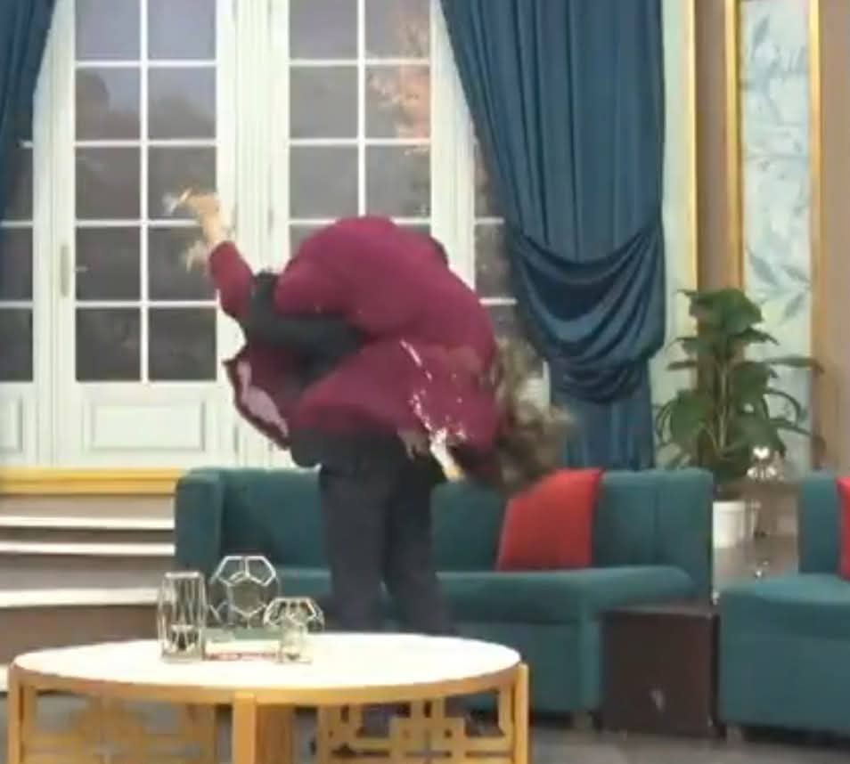 یہ ھیں ھماری رمضان ٹرانسمیشن
 کی ھوسٹ فیزا علی۔۔۔۔۔

🥲🤣💔