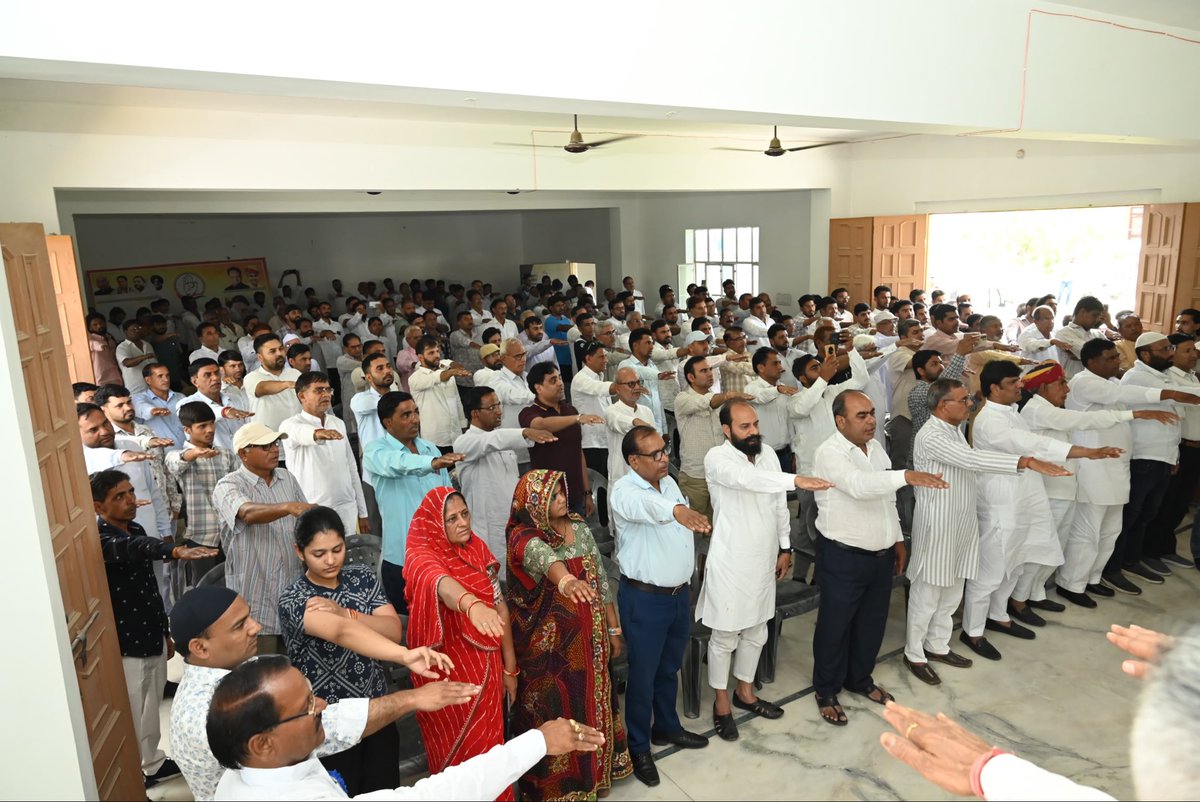 INCRajasthan's tweet image. ‘संविधान निर्माता’ बाबा साहेब डॉ. भीमराव अंबेडकर जी की जयंती पर कांग्रेस प्रदेश अध्यक्ष @GovindDotasra जी ने सीकर जिला कांग्रेस कमेटी के कार्यालय में पुष्पांजलि अर्पित कर नमन किया।

बाबा साहेब का संघर्ष हमें न्याय, समानता और सम्मान पर आधारित सशक्त भारत की प्रेरणा देता है।