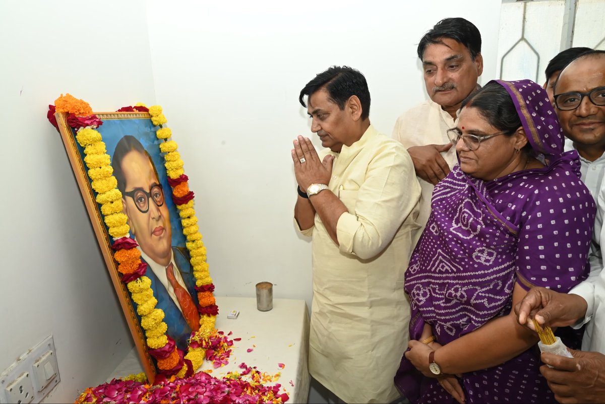 INCRajasthan's tweet image. ‘संविधान निर्माता’ बाबा साहेब डॉ. भीमराव अंबेडकर जी की जयंती पर कांग्रेस प्रदेश अध्यक्ष @GovindDotasra जी ने सीकर जिला कांग्रेस कमेटी के कार्यालय में पुष्पांजलि अर्पित कर नमन किया।

बाबा साहेब का संघर्ष हमें न्याय, समानता और सम्मान पर आधारित सशक्त भारत की प्रेरणा देता है।