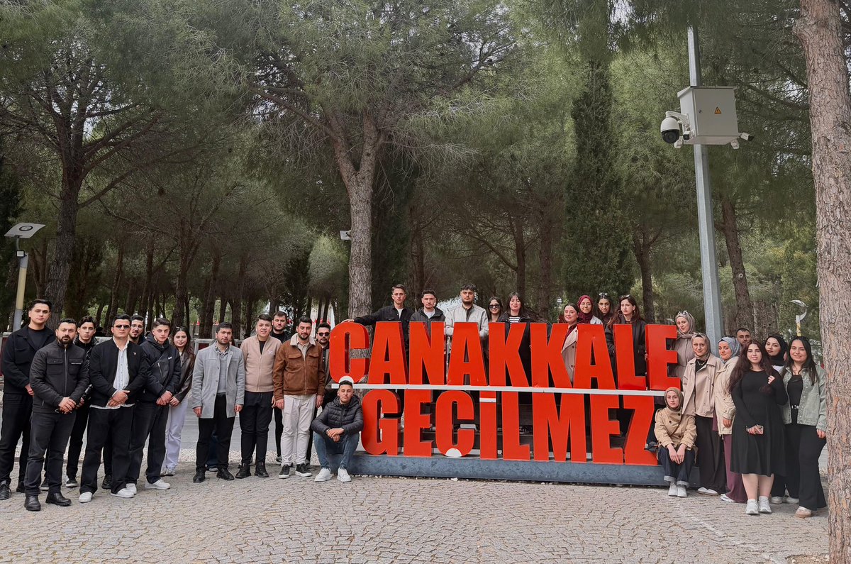 sebingenclikk's tweet photo. Değerli Şebingençlik Ailesi,

Bugün Şebinkarahisarlılar Yardımlaşma Derneği Gençlik Kolları olarak düzenlediğimiz günübirlik gezimizde Çanakkale’ye gittik.

Çanakkale Şehitliği’ne anlamlı bir ziyaret gerçekleştirdik. Vatan uğruna canlarını feda eden  şehitlerimizi dualarla andık. https://t.co/04zqb8DJAR