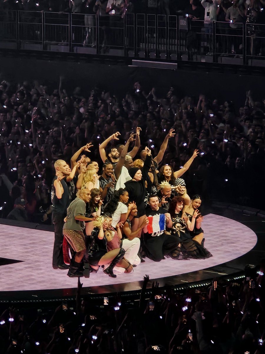 ℓє ρєτιτ ƒℓο tweet media