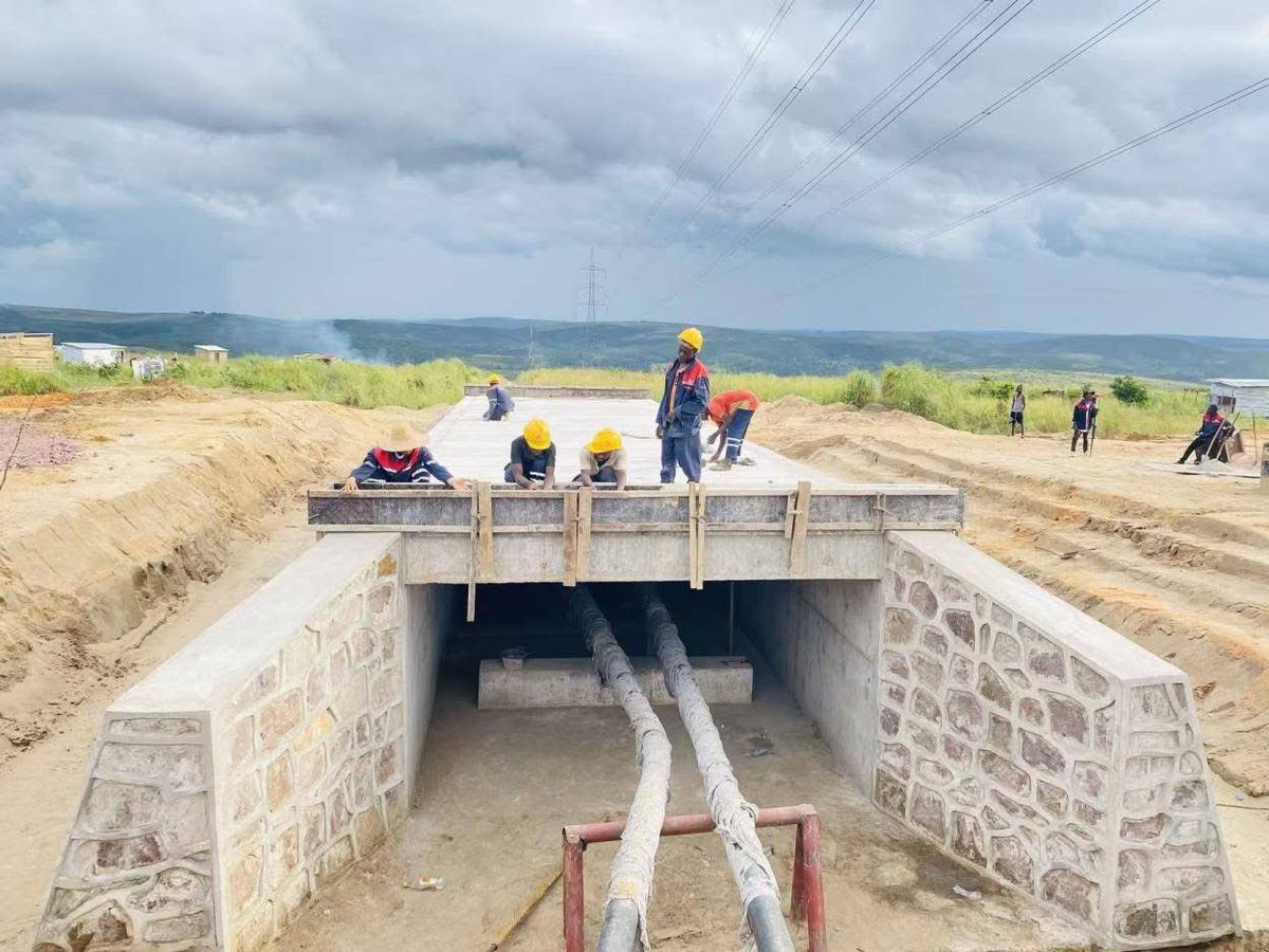 depena_kapena's tweet image. #Infrastructure｜#Kinshasa
Les travaux du dalot à dalle au PK4+693.6 sur la rocade de Kinshasa avancent de manière ordonnée.

Ouvrage clé, il assure le drainage, la protection des réseaux et la continuité routière, renforçant la performance et la durabilité de l’infrastructure