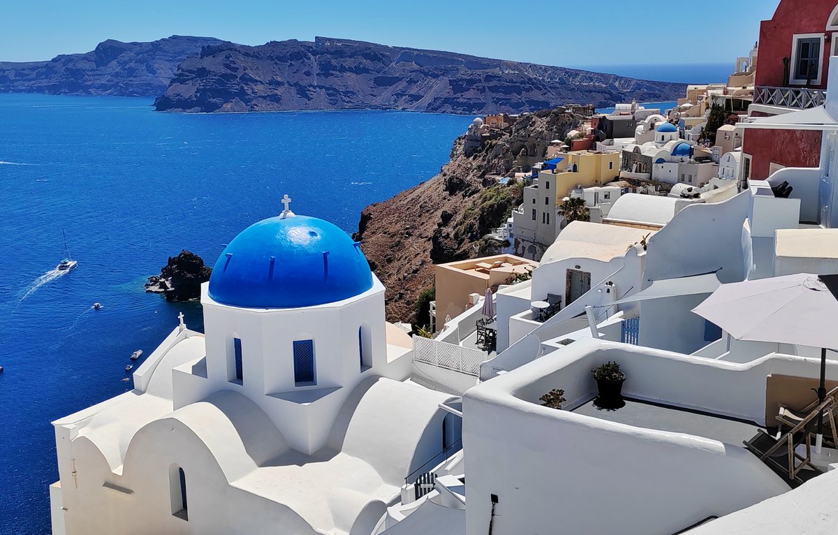 JaeckelMarine's tweet photo. Chasing sunsets in Santorini  White-washed villages, blue-domed churches, and the Aegean turning gold—this Greek island feels like a postcard come alive. Every turn is a photo op, every breeze carries salt and lemon. Travel slow, soak it all in. #SantoriniMagic #Wanderlust https://t.co/KeJrv1rhyV