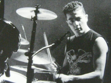 ProfesorJonk's tweet photo. "Un golpe mal dado solía significar una herida en la mano y los otros mil golpes acertados la curaban".
Pedro Andreu.
🎂
Al ritmo de sus baquetas saltamos en nuestra juventud.  #PedroAndreu #musica #bateria
https://t.co/zHDZTizPGg https://t.co/3UhncYEasV