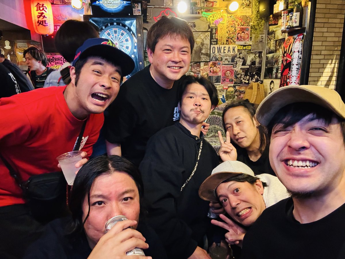 先日の新高円寺フォーキーズ酒場での弾き語りあざした〜
演者の中で最年少だったの久々！大好きな先輩、お客さんと楽しく歌って飲んで最高の夜になりました🍻

FILM NOIR
EMPIRE OF LIGHT
BREAKING DAWN
という曲をやりました

動画などは撮ってません！(どーん)
次ぜひ見に来てね！(撮り忘れただけ)