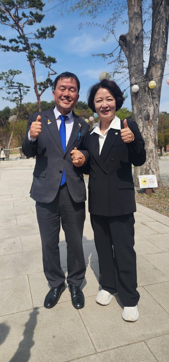 lovehrc's tweet photo. 📌 <5·18 소년시민군과 추다르크의 만남>

오늘 추미애 경기도지사 후보님께서
용주사 성효스님을 예방하셨습니다.

사진을 찍으며 “이렇게 해서 선거운동이 되겠느냐”고 웃으시더니,
제 왼손을 꼭 잡아주시며
“경창수! 파이팅!”을 외쳐주셨습니다.

경기도의회 비례대표 출마예정자
경창수 https://t.co/9aQ4fJt4Ll