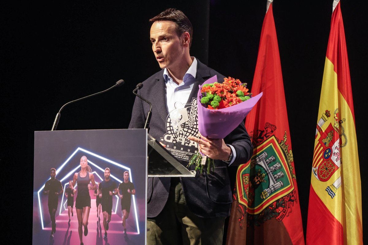 ApdBurgos's tweet photo. El presidente del San Pablo Burgos, Félix Sancho, fue galardonado con el Premio a Mejor Dirigente Deportivo, por la consecución del ascenso a la Liga Endesa acb en 2025, después de tres años en Primera FEB.

#GalaDelDeporteBurgalés 🤍 https://t.co/seAVOWkVL9