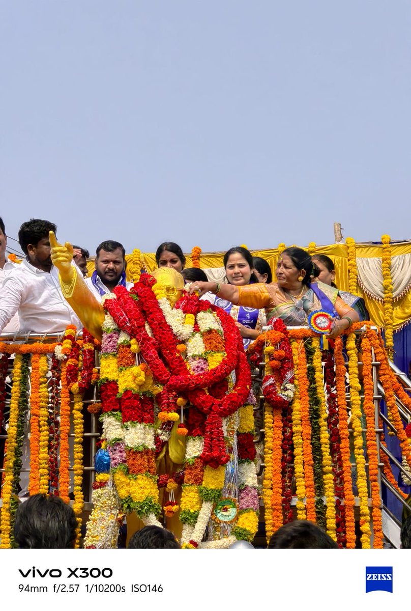 Navaneeadoni's tweet photo. ಇವತ್ತು B. R. Ambedkar ಅವರ ಪುತ್ಲಿಗೆ ಹಾರವನ್ನು ಹಾಕಿ, ಅವರ ಹತ್ತಿರ ನಿಂತಾಗ…
ಅವರನ್ನ ನೋಡಿದ ಕ್ಷಣವೇ ಮನಸ್ಸಿಗೆ ಒಂದು ಧೈರ್ಯ, ಶಕ್ತಿ ಬರುತ್ತದೆ.

ಯಾರೋ ನಮ್ಮ ಬೆನ್ನ ಹಿಂದೆ ನಿಂತು ಕಾಪಾಡ್ತಿದ್ದಾರೆ ಅನ್ನೋ ಭಾವನೆ ಬರುತ್ತದೆ.
ಆ ಅನುಭವ ನನಗೆ ಯಾವಾಗಲೂ ವಿಶೇಷವಾಗಿಯೇ ಇರುತ್ತದೆ. 🙏 https://t.co/fdPUYdhHT9