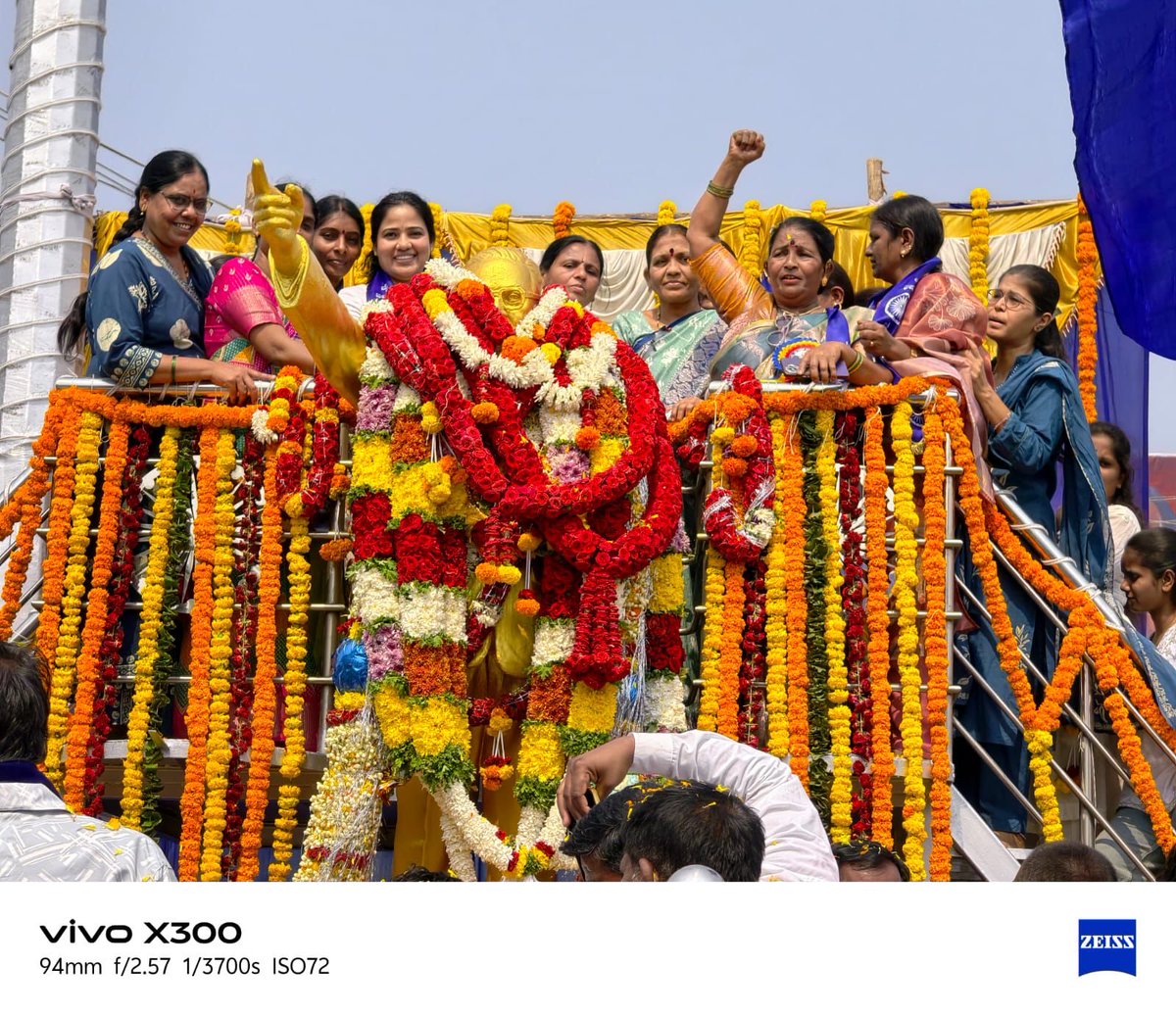 Navaneeadoni's tweet photo. ಇವತ್ತು B. R. Ambedkar ಅವರ ಪುತ್ಲಿಗೆ ಹಾರವನ್ನು ಹಾಕಿ, ಅವರ ಹತ್ತಿರ ನಿಂತಾಗ…
ಅವರನ್ನ ನೋಡಿದ ಕ್ಷಣವೇ ಮನಸ್ಸಿಗೆ ಒಂದು ಧೈರ್ಯ, ಶಕ್ತಿ ಬರುತ್ತದೆ.

ಯಾರೋ ನಮ್ಮ ಬೆನ್ನ ಹಿಂದೆ ನಿಂತು ಕಾಪಾಡ್ತಿದ್ದಾರೆ ಅನ್ನೋ ಭಾವನೆ ಬರುತ್ತದೆ.
ಆ ಅನುಭವ ನನಗೆ ಯಾವಾಗಲೂ ವಿಶೇಷವಾಗಿಯೇ ಇರುತ್ತದೆ. 🙏 https://t.co/fdPUYdhHT9