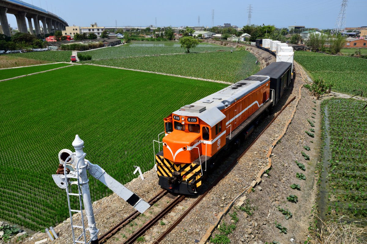 comet_115's tweet photo. 台中港線ホッパ貨物列車もう消えたいま、新しいエンネルギーコンテナ貨物登場！運転区間は台中港から、台東まで。台中港～彰化がDLで、彰化～台東がELで運転しています。でも、これは不定期列車です。

2026.3.31.　7112~7121~7122~7805レ https://t.co/N0I0ogsc4T