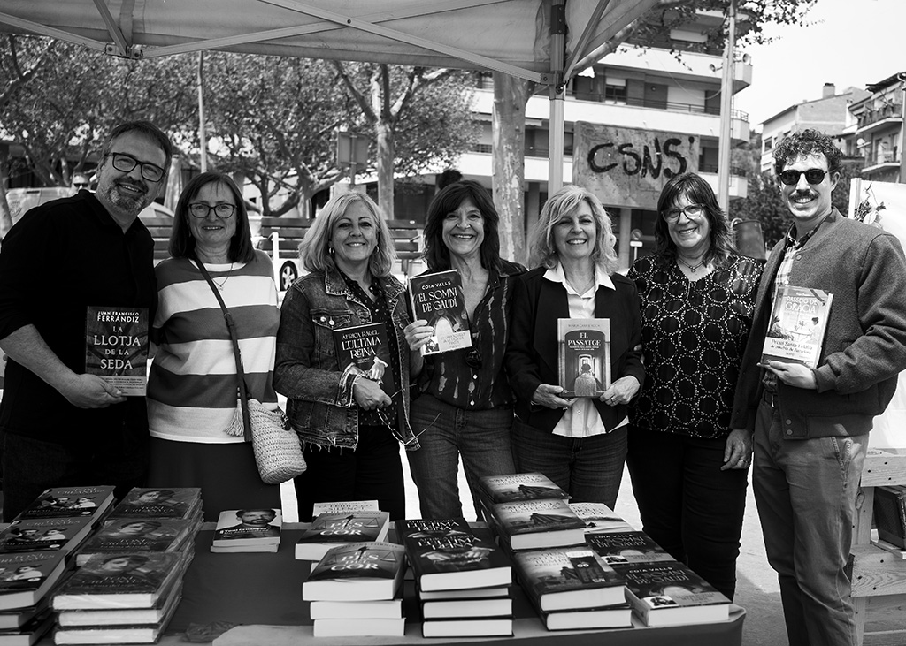CoiaValls's tweet photo. A la Festa de la novel·la històrica de Puig-reig. 
Aquest any tocava fer-li companyia a la meva nova novel·la, "El somni de Gaudí" (Penguin Llibres/Ediciones B).
Agraïda a les llibreries Montserrat i Vella, a la Biblioteca i a l'Ajuntament per organitzar-ho.

Fotos: ©xrtrigo. https://t.co/sNNVthhQrE