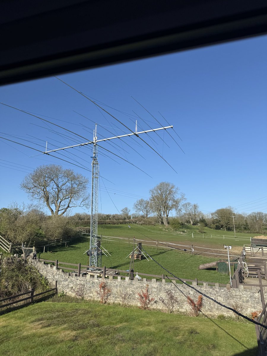 Pete_Hughes_'s tweet image. Back up in the air - now with two thrust bearings !! (Tower full nested at 10m) #hamr #hamradio #GW1KGR #antenna #amateurradio
