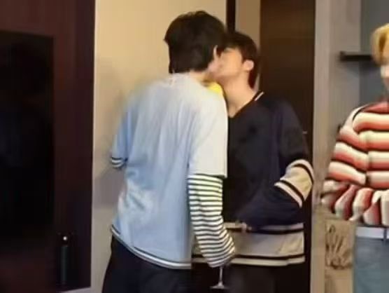 我却爱着一对同性恋。 tweet media