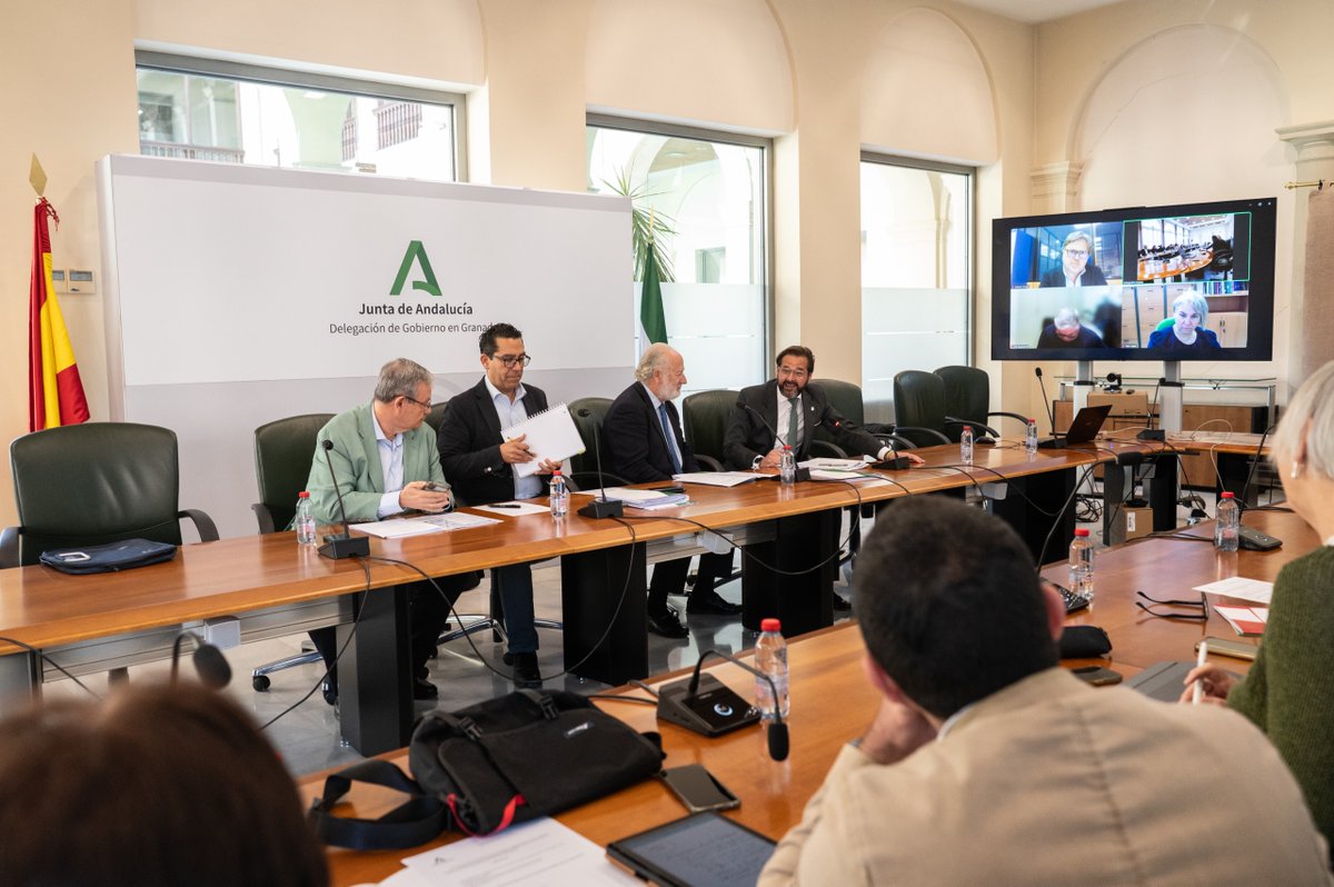 JuntaGranada's tweet photo. El delegado del Gobierno @agranados6957 asiste a la reunión del Consejo Andaluz de Relaciones Laborales en la sede de @JuntaGranada, órgano de consulta y cooperación entre la Administración autonómica y las organizaciones empresariales y sindicales presidido por José Manuel Gómez https://t.co/0DAR0NAW0n