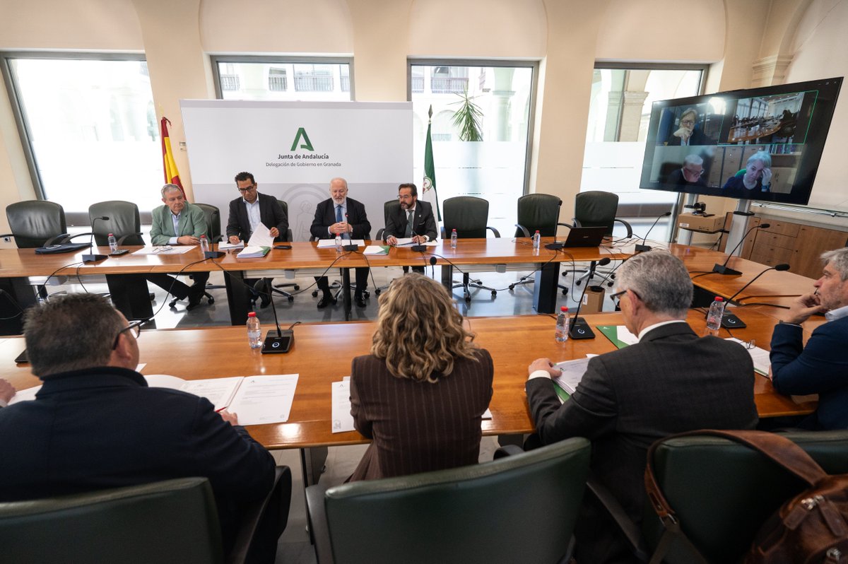 JuntaGranada's tweet photo. El delegado del Gobierno @agranados6957 asiste a la reunión del Consejo Andaluz de Relaciones Laborales en la sede de @JuntaGranada, órgano de consulta y cooperación entre la Administración autonómica y las organizaciones empresariales y sindicales presidido por José Manuel Gómez https://t.co/0DAR0NAW0n
