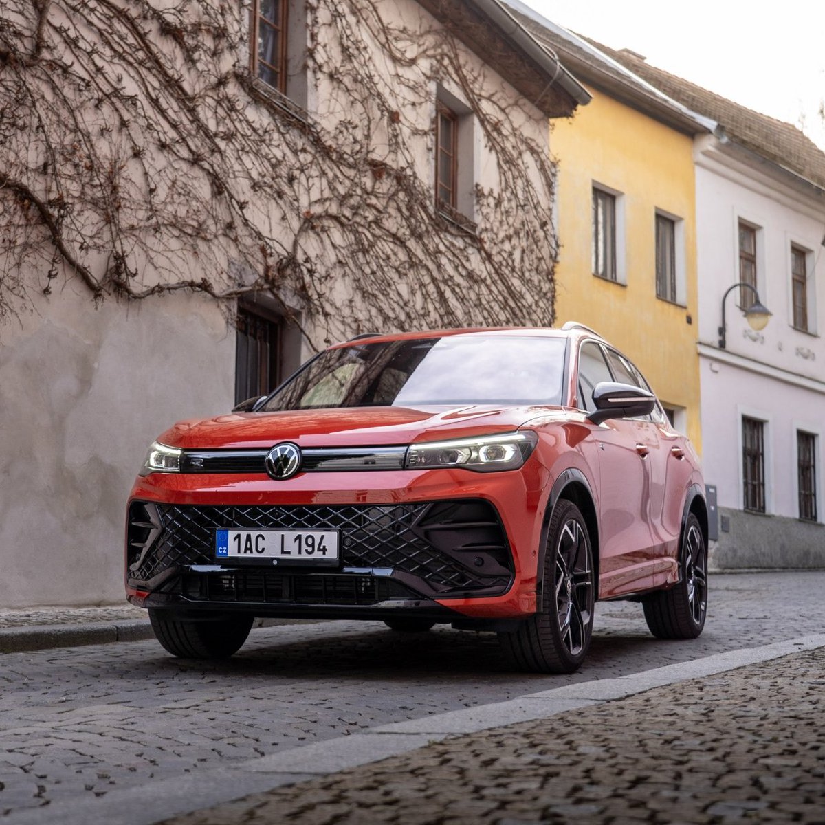Jan__Hurt's tweet photo. Volkswagen se v 1. čtvrtletí stal jedničkou mezi importéry! S 5312 registracemi nových osobních a užitkových vozů je nejžádanější dováženou značkou na českém trhu. Nejprodávanějšími modely jsou Tiguan, Golf a Tayron, mezi užitkovými vozy Crafter a Transporter. https://t.co/EDrjyzbAXi