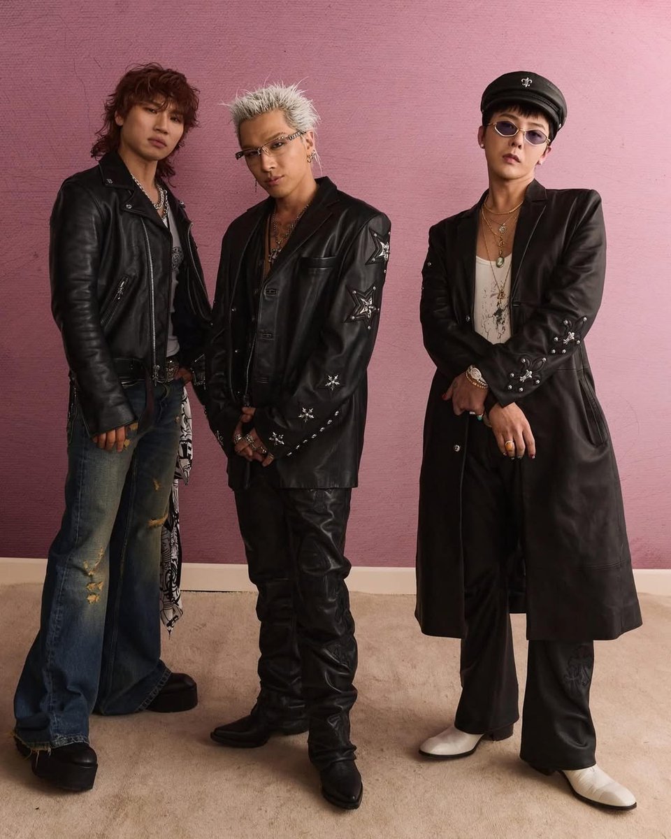 the moon under the stars. tweet media