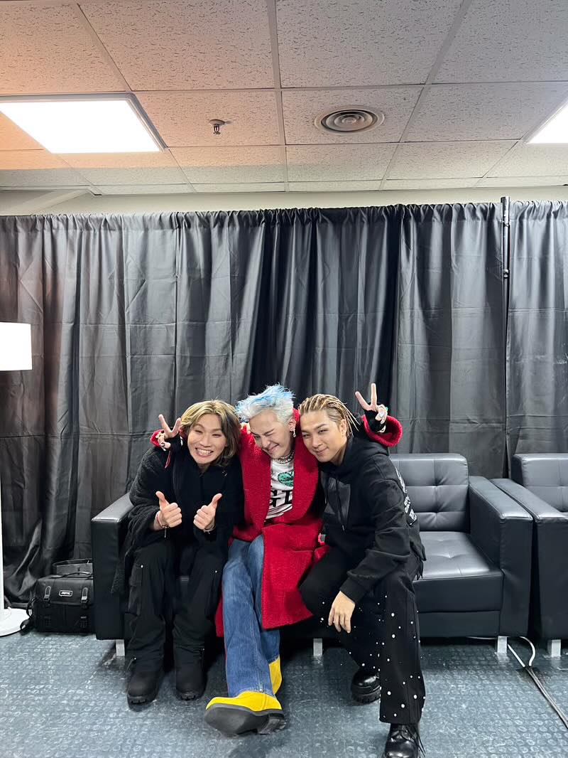 the moon under the stars. tweet media