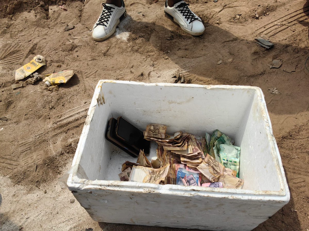 SAPoliceService's tweet image. #sapsMP [FIGHT AGAINST EXTORTION] Three suspects, aged between 30 and 39, were arrested for #extortion, possession of an unlicensed firearm, and unlawful possession of ammo following a successful op conducted in the Enhlanzeni area on Monday, 13/04.

The suspects are expected to