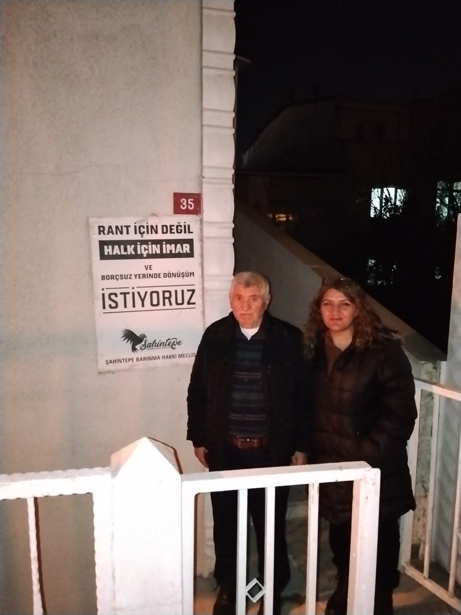 dirensahintepe's tweet photo. Geçtiğimiz pazar akşamı mahallemizde komşularımızla birlikte, afişlerimizi camlara astık.
Kampanyamız tüm hızıyla devam ediyor.
Yıldırma ve sindirme politikalarına, baskılara ve tüm engelleme girişimlerine rağmen hak mücadelemizden asla vazgeçmeyeceğiz.
Rant için değil, halk için imar ve borçsuz yerinde dönüşüm istiyoruz.

Birlikte daha da güçlüyüz.