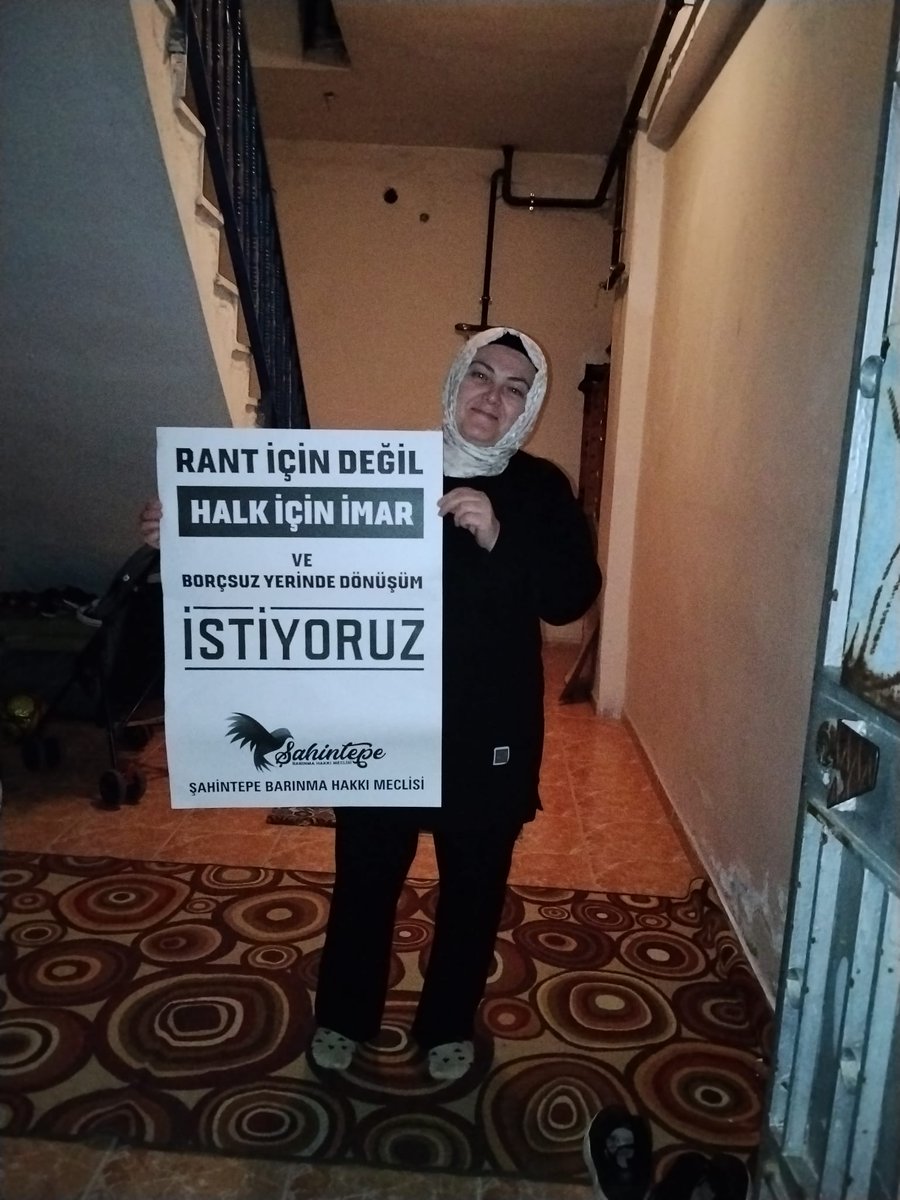 dirensahintepe's tweet photo. Geçtiğimiz pazar akşamı mahallemizde komşularımızla birlikte, afişlerimizi camlara astık.
Kampanyamız tüm hızıyla devam ediyor.
Yıldırma ve sindirme politikalarına, baskılara ve tüm engelleme girişimlerine rağmen hak mücadelemizden asla vazgeçmeyeceğiz.
Rant için değil, halk için imar ve borçsuz yerinde dönüşüm istiyoruz.

Birlikte daha da güçlüyüz.