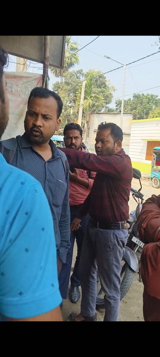 PalashRash's tweet photo. @SMFGIndia Main aapka purana customer hun mere Sath nyaay hua Hai bahut bura hua Hai ghar ke family ke sath maarpeet karke Gaya aapka log mujhe mujhe mara hai RBI guideline anusar hath nahin utha sakta hai hath kaise uthaya yah log 79 08260737my phno.... https://t.co/6h2BNRpvXl